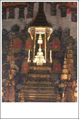 ﻿พิธีเจริญพระพุทธมนต์เฉลิมพระเกียรติพระบาทสมเด็จพระเจ้าอยู่หัวและสมเด็จพระนางเจ้าฯพระบรมราชินีนาถ